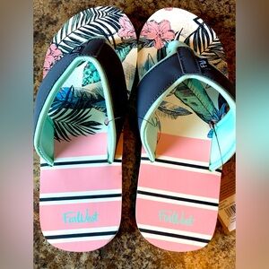 Far West size 10 flip flops